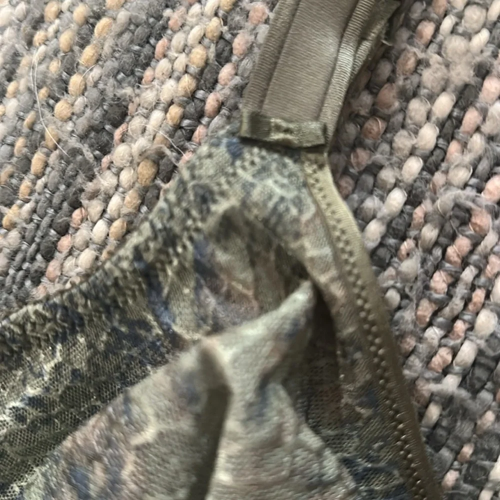 CHANTELLE C Magnifique Seamless Unlined Minimizer - Python Print Size Size 40D - Picture 5 of 7